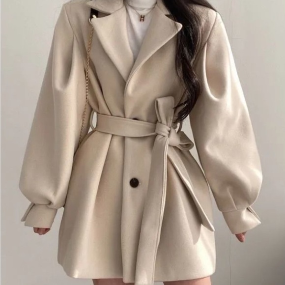 The coat - Picture 1 of 2